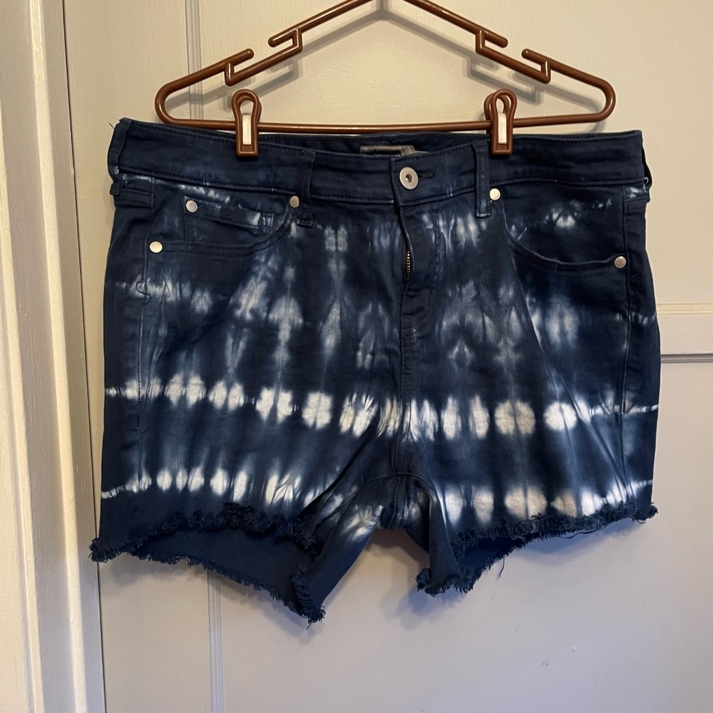 Shorts - Frayed bottoms